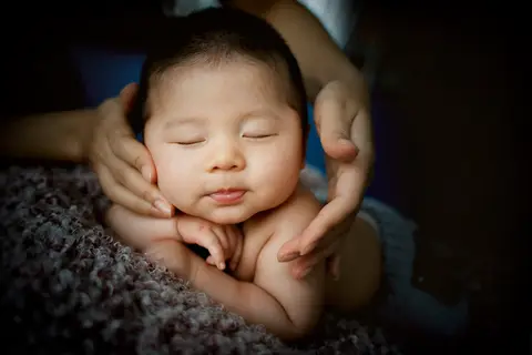 Bảo mẫu chăm bé sơ sinh tại nhà TP.HCM — bàn tay nâng niu em bé sơ sinh