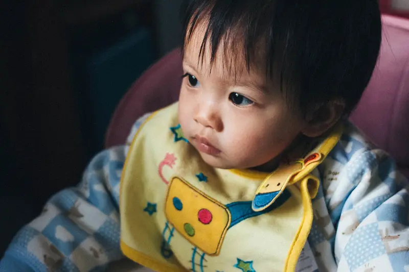 Bé ăn dặm đeo yếm — bảo mẫu chăm bé 1 đến 3 tuổi tại TP.HCM lương 9 đến 9,5 triệu