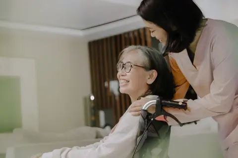Người chăm sóc bệnh nhân tai biến, đột quỵ tại nhà TP.HCM ân cần bên người bệnh