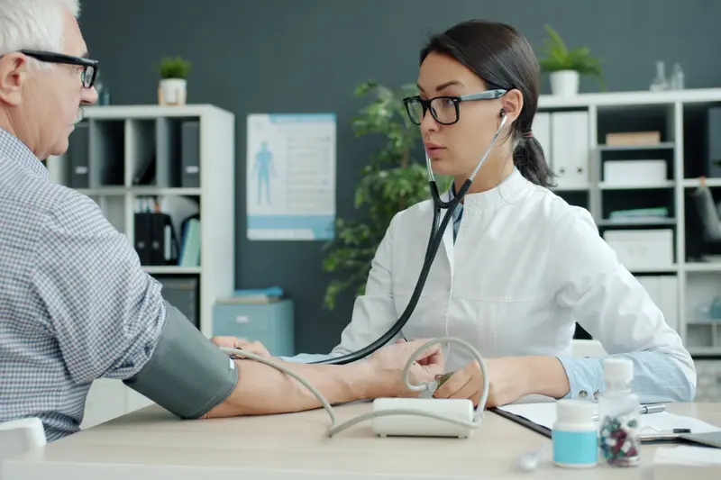 Người chăm đo huyết áp cho bệnh nhân tai biến tại nhà TP.HCM theo dõi phòng tái phát