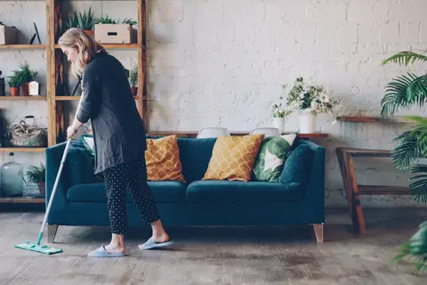 Dịch vụ dọn dẹp nhà cửa TP.HCM — lau sàn phòng khách căn hộ