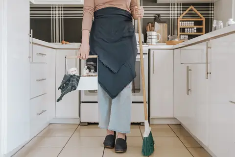 Dọn dẹp căn hộ chung cư TP.HCM — quét dọn căn bếp gọn gàng sạch sẽ