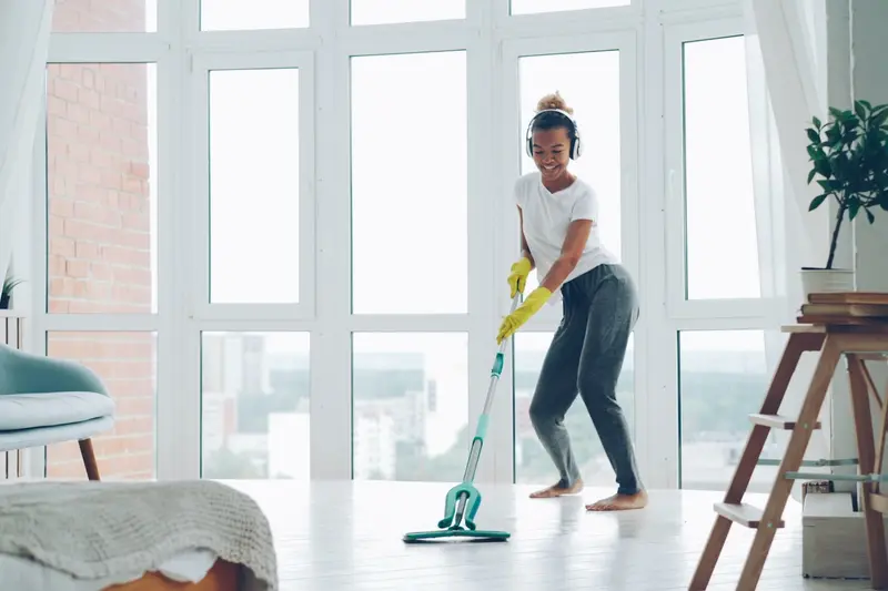 Dọn dẹp theo giờ căn hộ chung cư tại Quận 9 TP.HCM — lau sàn phòng khách