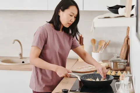 Người giúp việc ở lại nấu ăn trong bếp gia đình TP.HCM — cô gắn bó nhiều năm