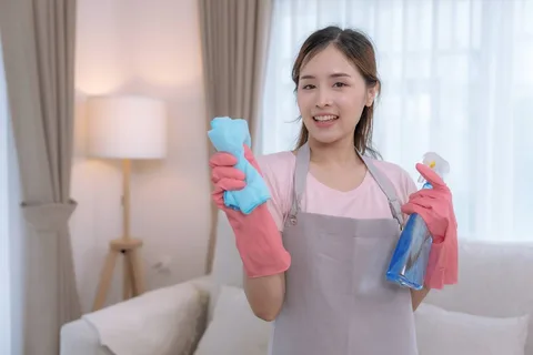 Giúp việc nhà ở lại bao ăn ở tại TP.HCM — so sánh với giúp việc theo giờ