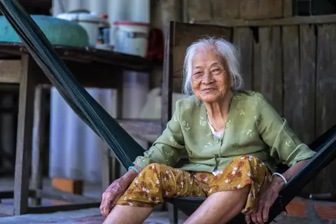 Giúp việc chăm người già tại nhà TP.HCM — bà cụ vui khỏe ngồi võng