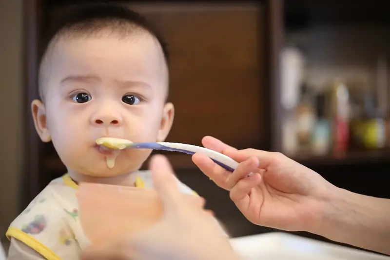 Giúp việc chăm trẻ tại nhà TP.HCM — đút bé ăn dặm đúng cữ theo nếp của mẹ