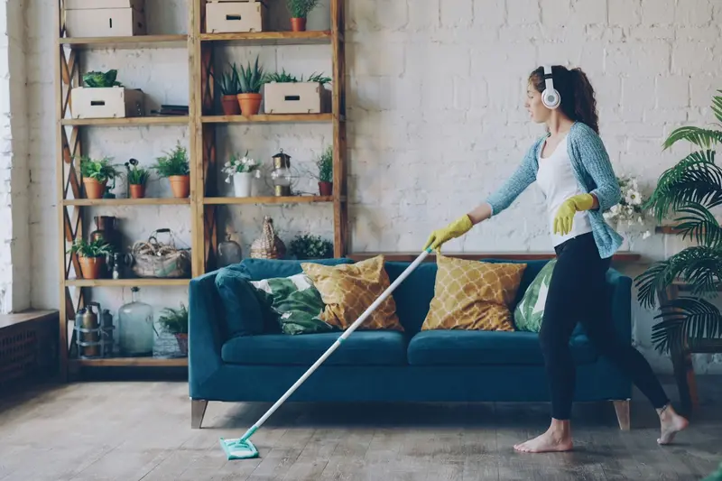 Giúp việc quận 2 TP.HCM — cô giúp việc lau sàn gỗ phòng khách căn hộ khu Thảo Điền