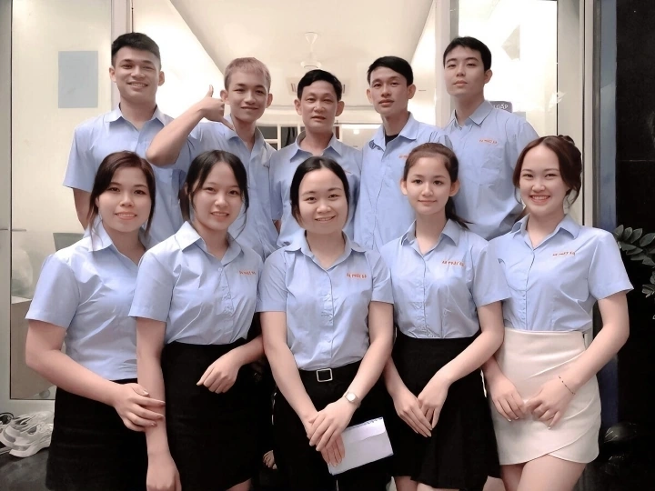 Chuyên viên trung tâm Cô Giúp Việc TP.HCM đang tư vấn cho khách hàng
