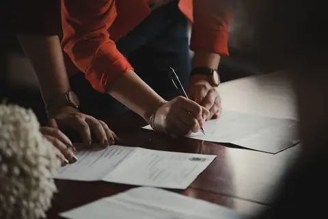 Ký hợp đồng thuê giúp việc nhà ở lại TP.HCM — hai bên ký văn bản thỏa thuận