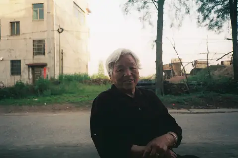 Chăm người già sa sút trí tuệ tại nhà TP.HCM — cụ bà lớn tuổi ngồi trầm ngâm