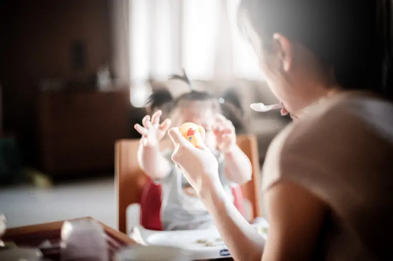 Tìm người giúp việc chăm em bé tại TP.HCM — người giữ trẻ đút bé ăn dặm tại nhà