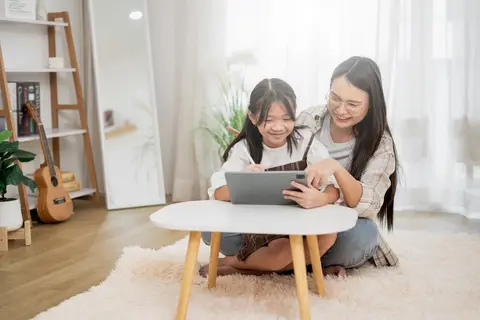 Trông trẻ theo giờ TP.HCM — cô giữ trẻ chơi cùng bé tại nhà